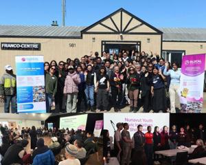 Participants outside the Franco-Centre and in roundtable conversations at the Nunavut Regional Showcase.